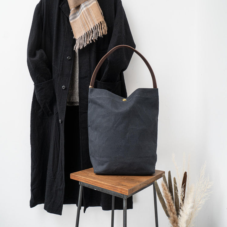 冬の装いに軽さをだす、スミクロの帆布。 - haus-netstore