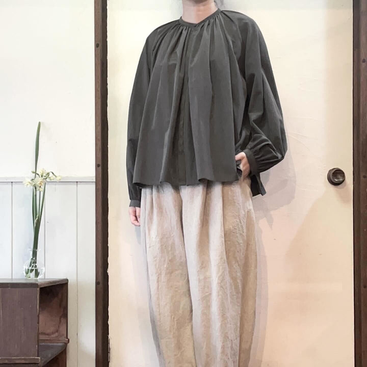 atelier naruse /WOMEN　2025｜cotton triacetate gather blouse na-h02080_B