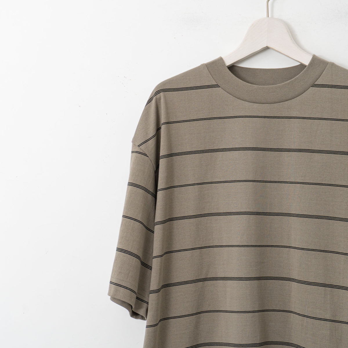 MARGARET HOWELL｜MEN　ALTERNATE STRIPE COTTON JERSEY 5795166007-suomi（043.STONE）
