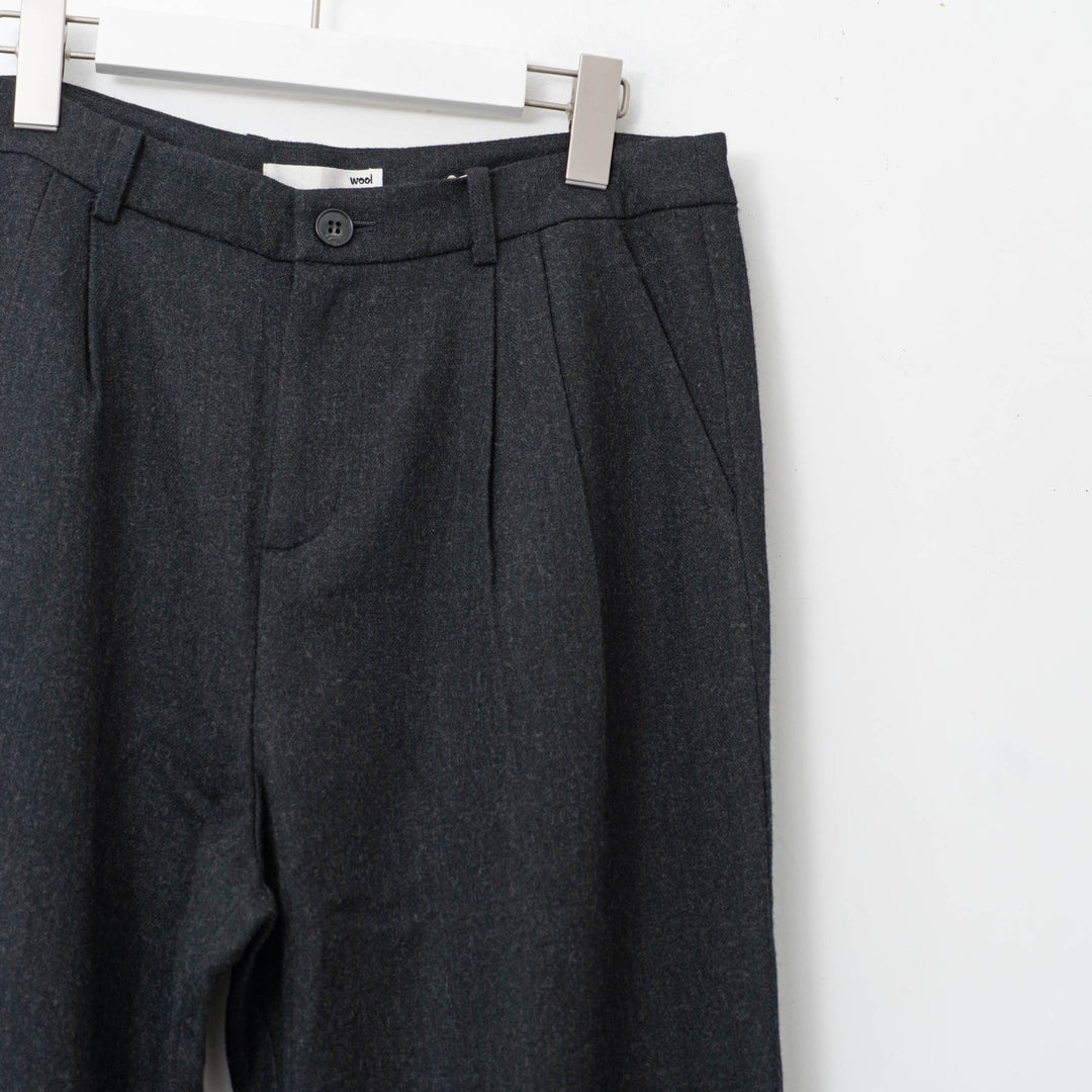 evam eva/　wool tuck pants E223T153