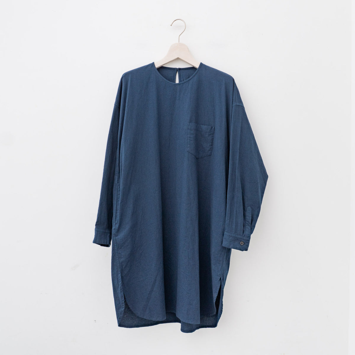 ゴーシュ｜コットンリネンライトキャンバス ノーカラーロングプルオーバー G241-B013（BLUE）