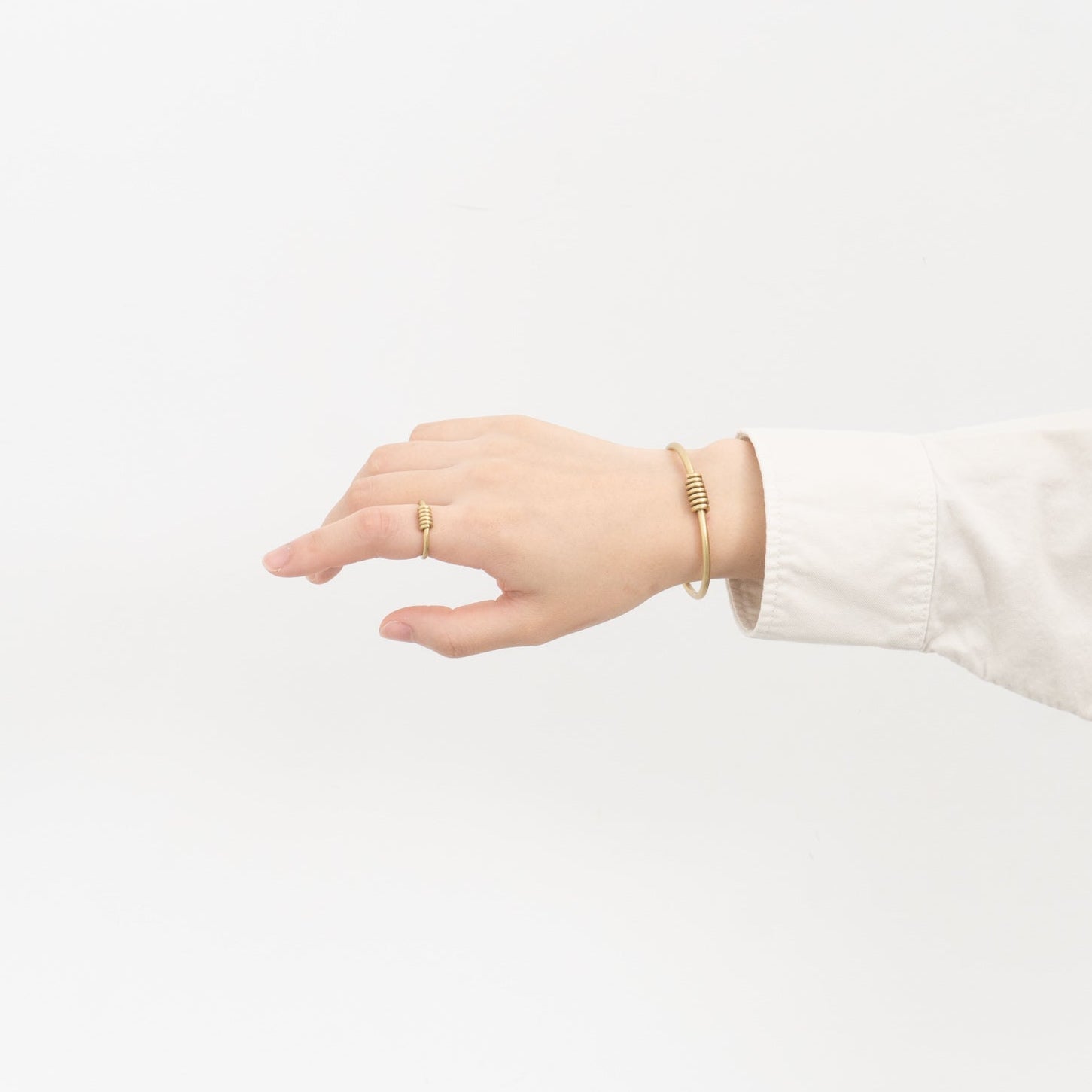_Fot｜round wire bangle _ coil brass