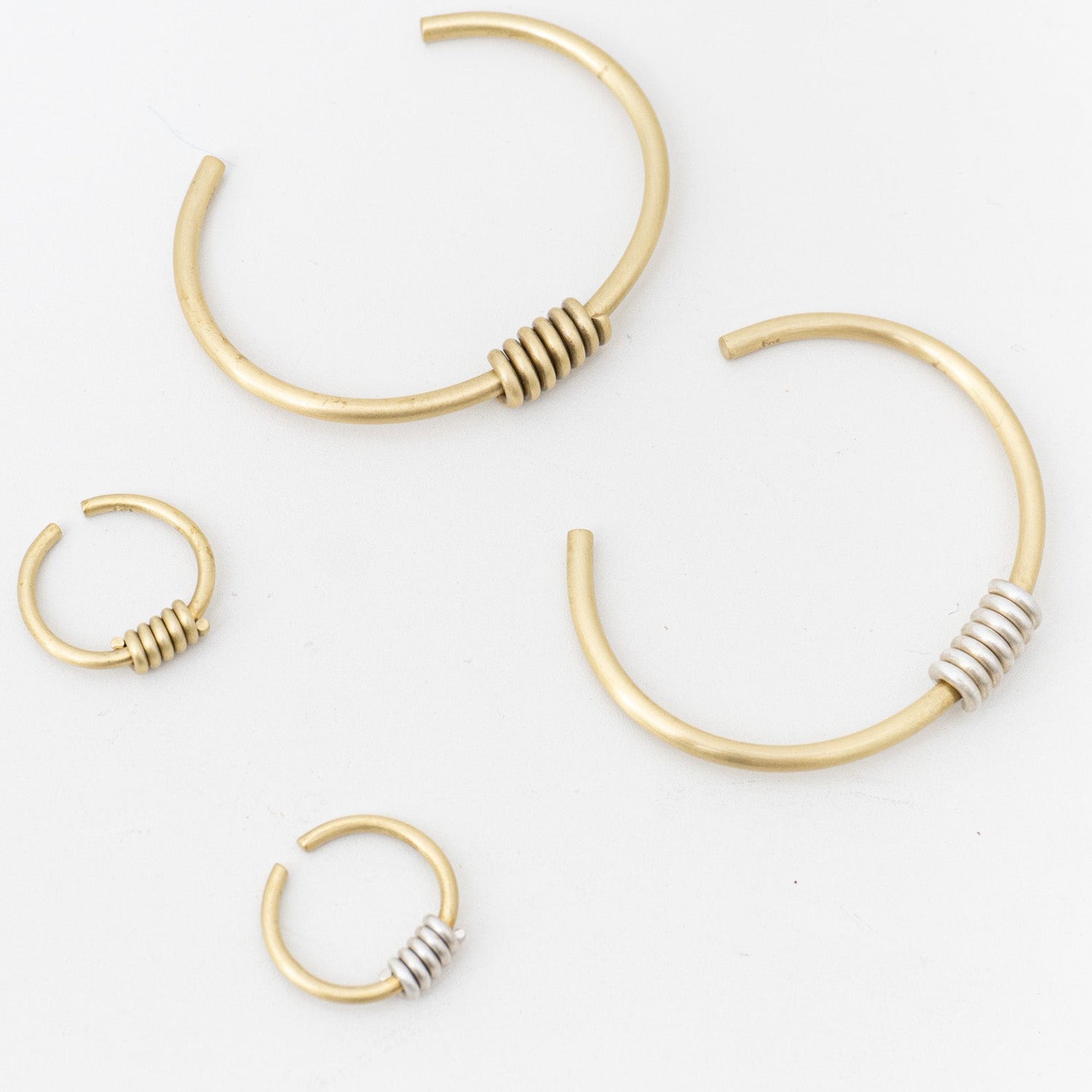 _Fot｜round wire bangle _ coil brass