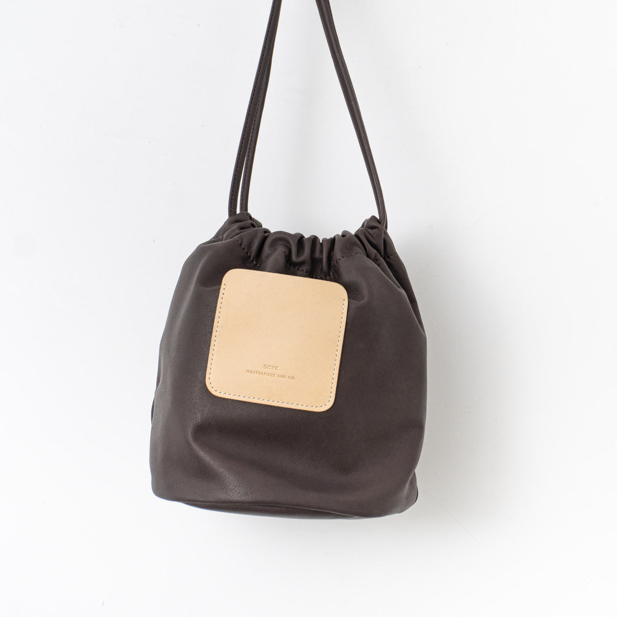 SCYE BASICS｜UNISEX　SOFT LEATHER DRAWSTRING BAG 332413320,3325-11320（49.ダークブラウン）