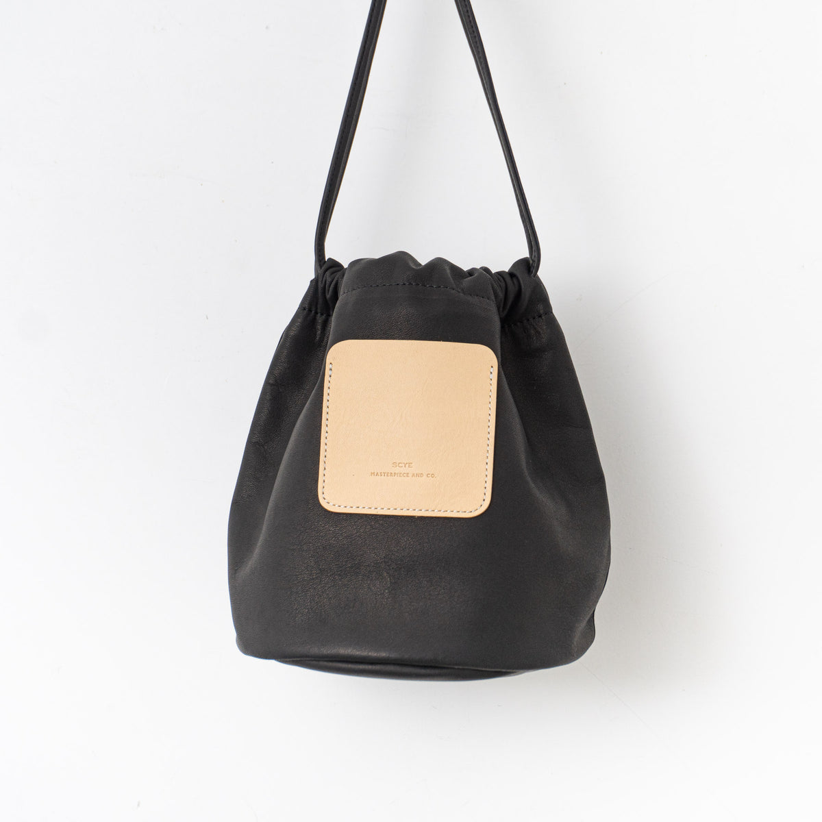 SCYE BASICS｜UNISEX　SOFT LEATHER DRAWSTRING BAG 332413320,3325-11320（19.ブラック）