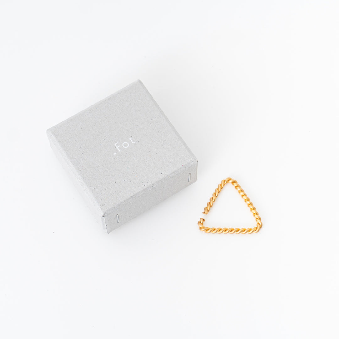 _Fot/　twist form cuff triangle col.gold