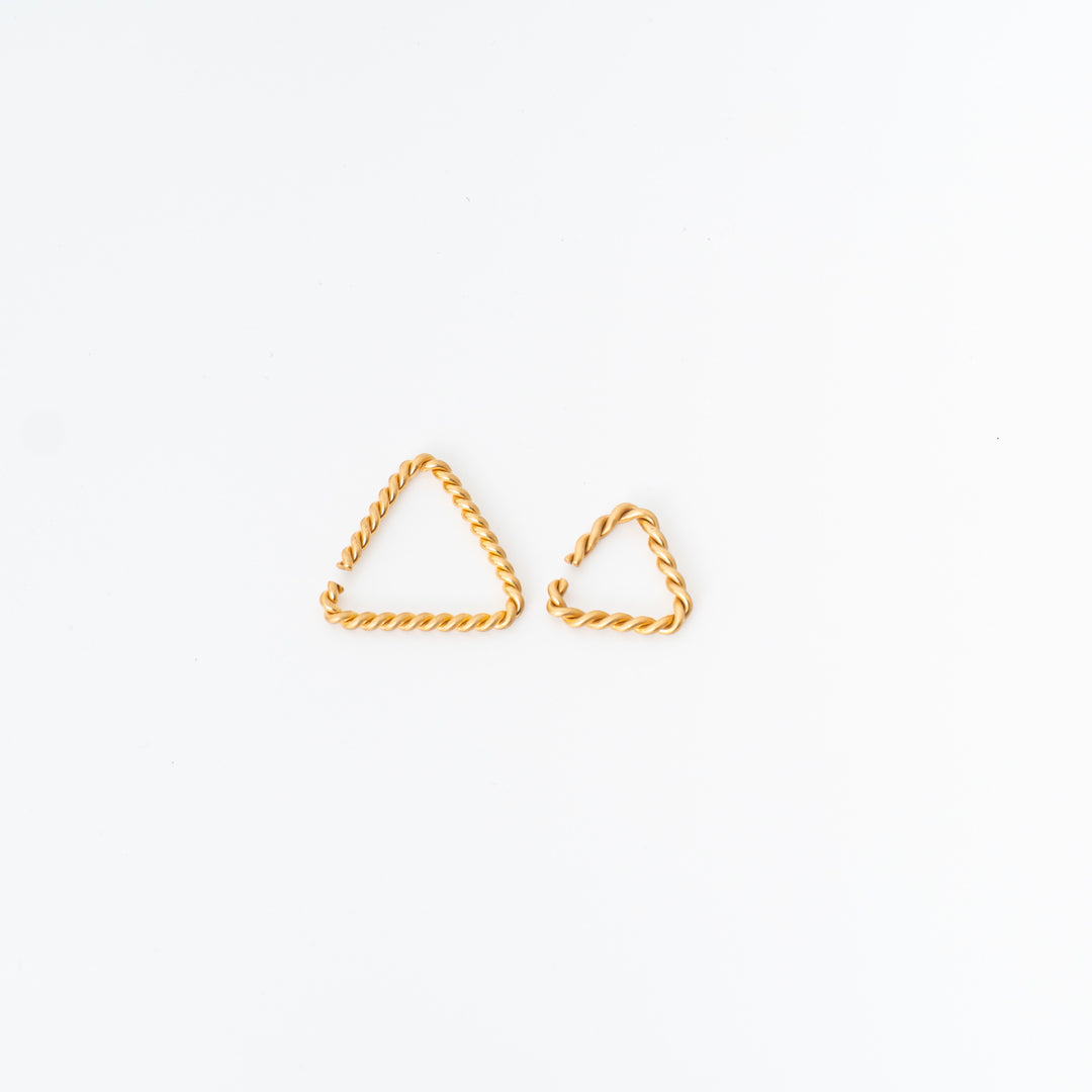 _Fot/　twist form cuff triangle col.gold