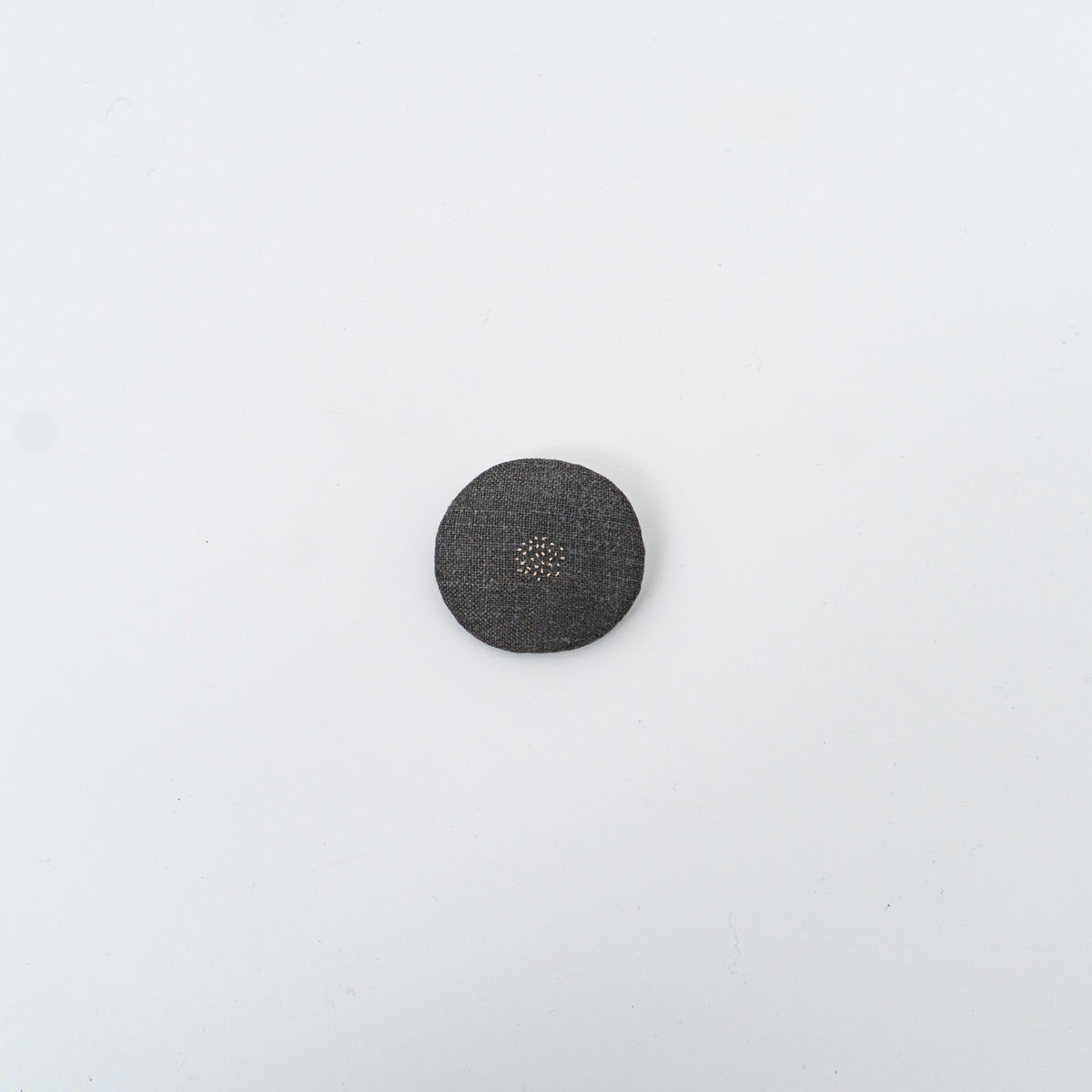 トモタケ｜刺繍ブローチ あんぱん　ANPAN