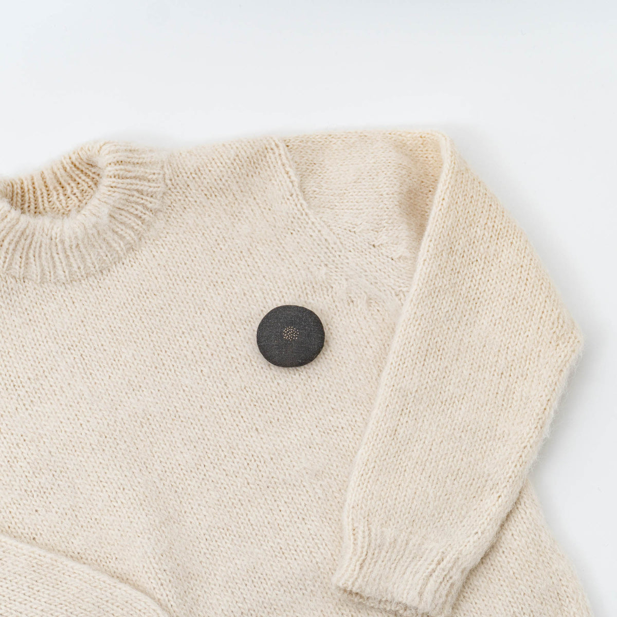 トモタケ｜刺繍ブローチ あんぱん　ANPAN