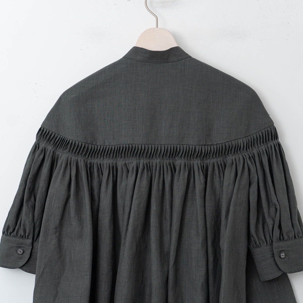 SCYE BASICS｜WOMEN　60/1Linen Cambric Tucked Blouse (Half Sleeve)　1225-31000