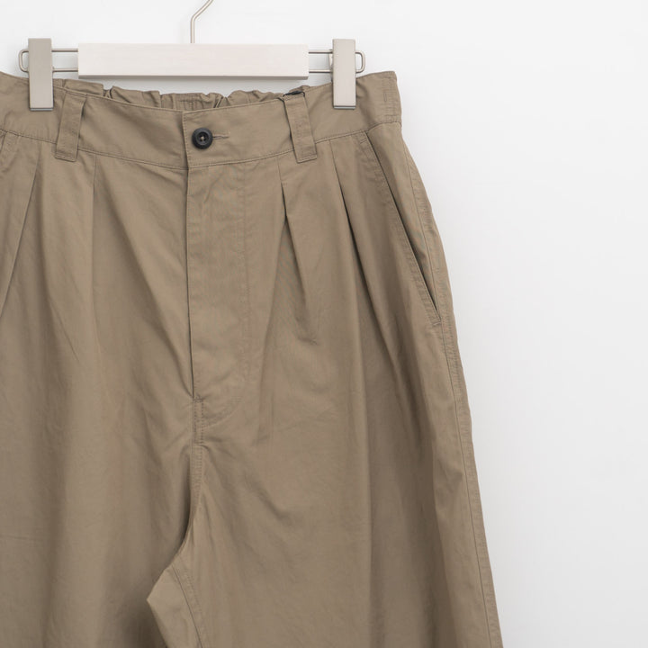 MHL. /MEN　FINE COMPACT COTTON POPLIN TROUSERS 596-6140211-suomi