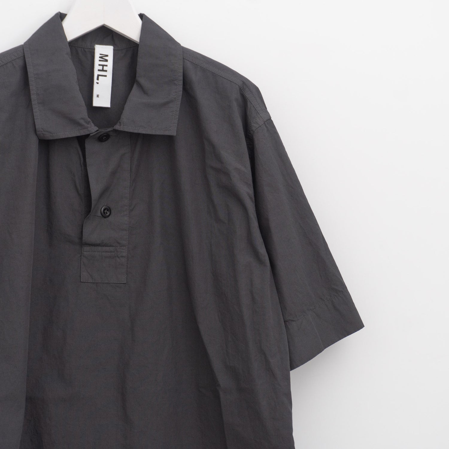 MHL.｜MEN　COMPACT COTTON POPLIN SHIRT 596-6150219-suomi