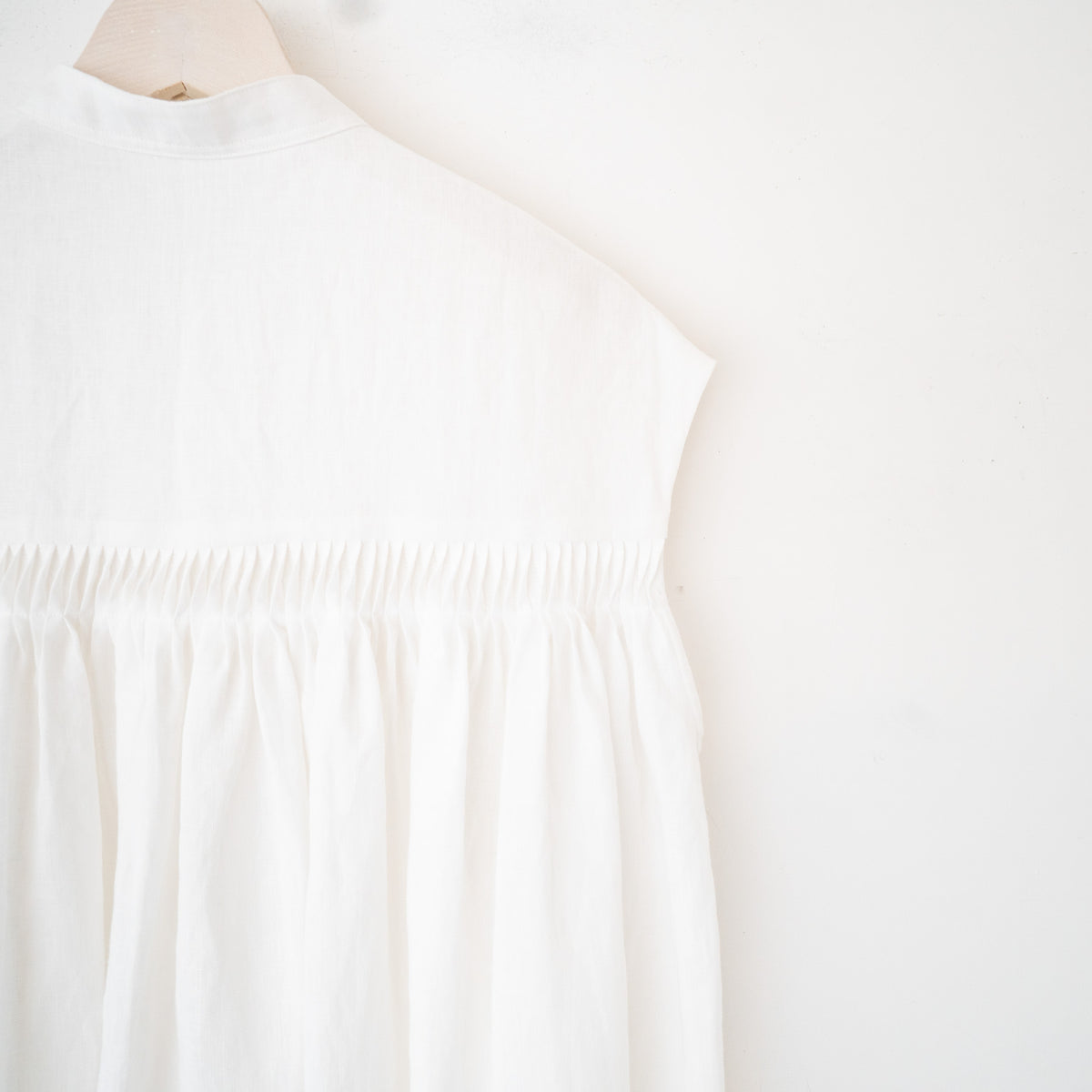 SCYE BASICS/WOMEN　Belgian Linen Tucked Sleeveless Shirt - haus-netstore