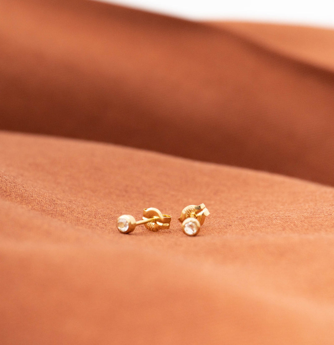 SOURCE/　18kt Gold 2mm Rosecut Diamond Post Earrings-Y - haus-netstore