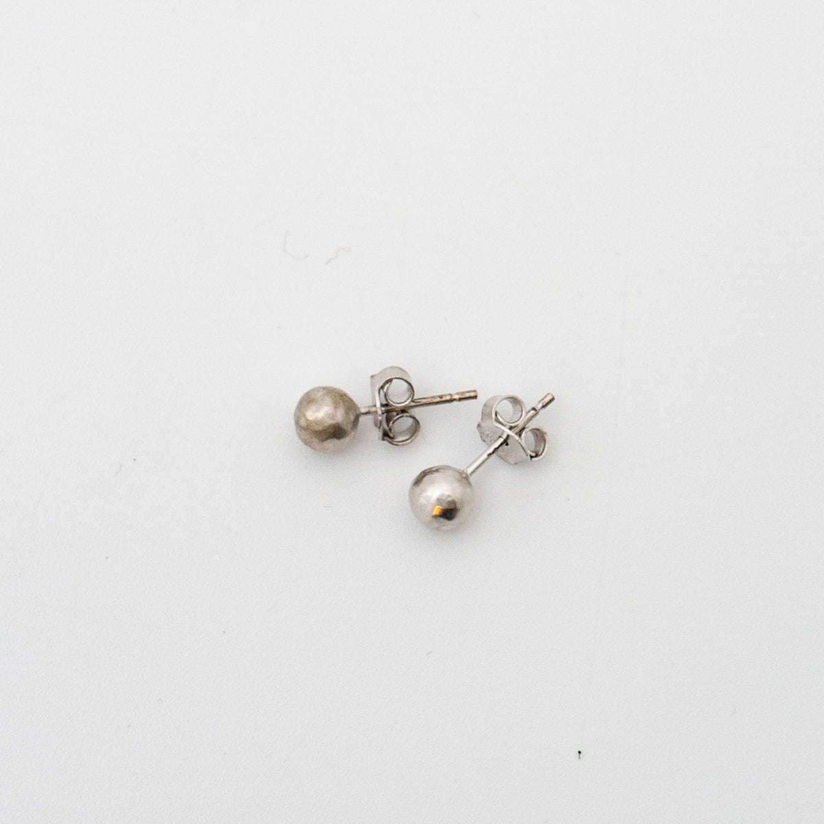 SOURCE/　SMALL SILVER SNOWBALL EARRINGS - haus-netstore