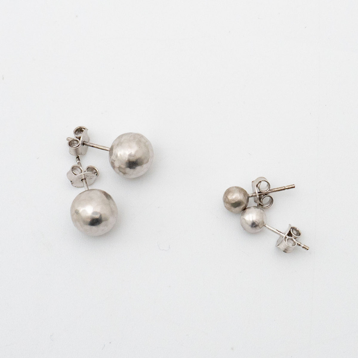SOURCE/　SMALL SILVER SNOWBALL EARRINGS - haus-netstore